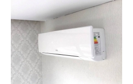 Поэтапный монтаж кондиционера. Трасса коммуникаций скрыта в стене.