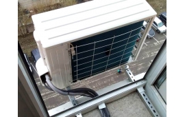 Установка кондиционера с окнами в пол, на вентилируемом фасаде.