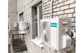 Трассы коммуникаций стянуты защитной ПВХ лентой. Наружные блоки в одну линию.