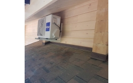 Наружный блок кондиционера Haier скрыт под свесом крыши.