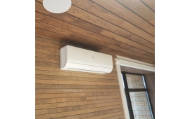 Сплит-система Haier на отделке деревом.