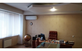 Лучшее место для размещения блока кондиционера, чтобы не надуло не в затылок не в лицо, и придумать было нельзя.