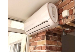 Внутренний блок кондиционера установлен внутри балкона.